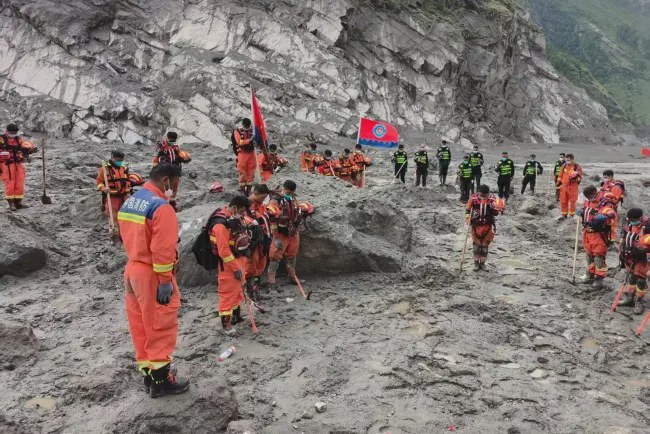 Novi bilans: Više od 1.000 osoba poginulo u poplavama u Nepalu i Kini