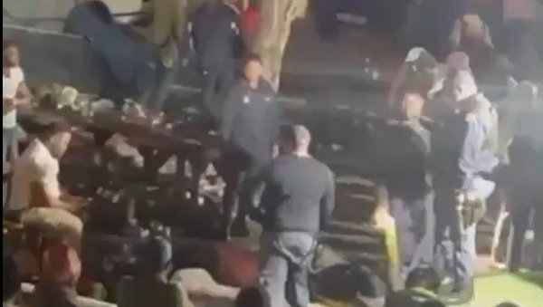 ОДЈЕКУЈУ ПУЦЊИ, ЉУДИ ВРИШТЕ И ПАНИЧНО БЕЖЕ: Појавили се први снимци са места злочина у Јужној Африци (ВИДЕО) ОДЈЕКУЈУ ПУЦЊИ, ЉУДИ ВРИШТЕ И ПАНИЧНО БЕЖЕ: Појавили се први снимци са места злочина у Јужној Африци (ВИДЕО)