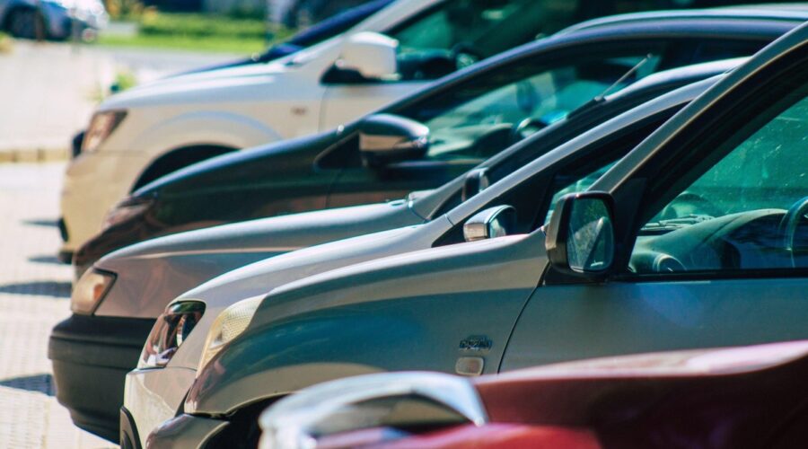 Novi metod kradljivaca automobila: Koriste lažni novac kako mamac, dok ste vi zbunjeni, oni sednu za volan i – gas!