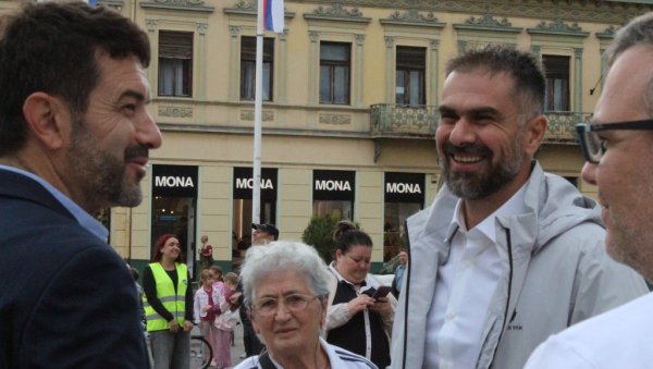 НАЈМЛАЂИ БИЦИКЛИСТИ ОСВОЈИЛИ ТРГ СЛОБОДЕ: Новосадски основци учили како да безбедно возе (ФОТО/ВИДЕО) НАЈМЛАЂИ БИЦИКЛИСТИ ОСВОЈИЛИ ТРГ СЛОБОДЕ: Новосадски основци учили како да безбедно возе (ФОТО/ВИДЕО)