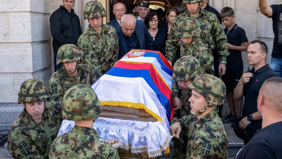 Vojska nosi kovčeg