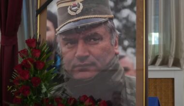 ODRŽANA KOMEMORACIJA RATKU MLADIĆU: Porodica i prijatelji se oprostili od pokojnog generala, prisustvovao i jedan ministar Vlade Srbije!