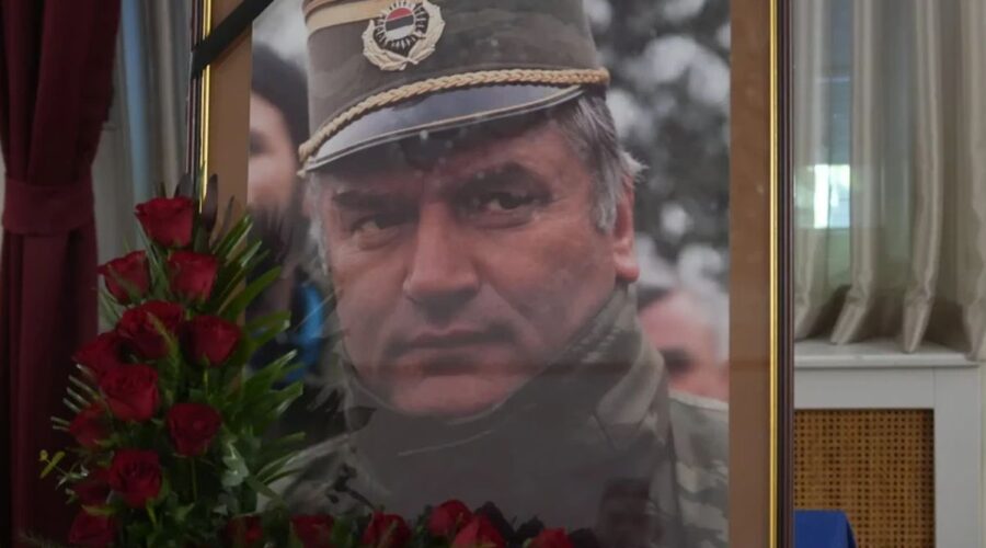 ODRŽANA KOMEMORACIJA RATKU MLADIĆU: Porodica i prijatelji se oprostili od pokojnog generala, prisustvovao i jedan ministar Vlade Srbije!