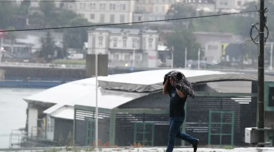 Od ovog datuma u Srbiji počinju pljuskovi, grmljavina i hladan vetar: Temperatura pada sa 35 na 24 stepena i više neće biti toplog vremena