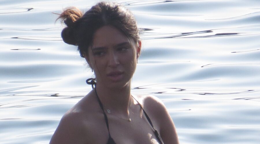 Odbija da se zadržava kod oca Samo što se vratila u Harisovu kuću u Beogradu, Đina odjurila kod mame i očuha: “Idemo dalje”, opet je na jahti (foto)