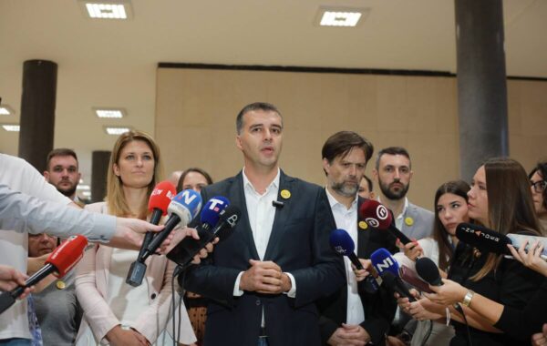 Odbornici Kreni-Promeni uklonili ogradu u Pionirskom parku i položili venac kod osmatračnice sa Kajmakčalana | Srpska dijaspora