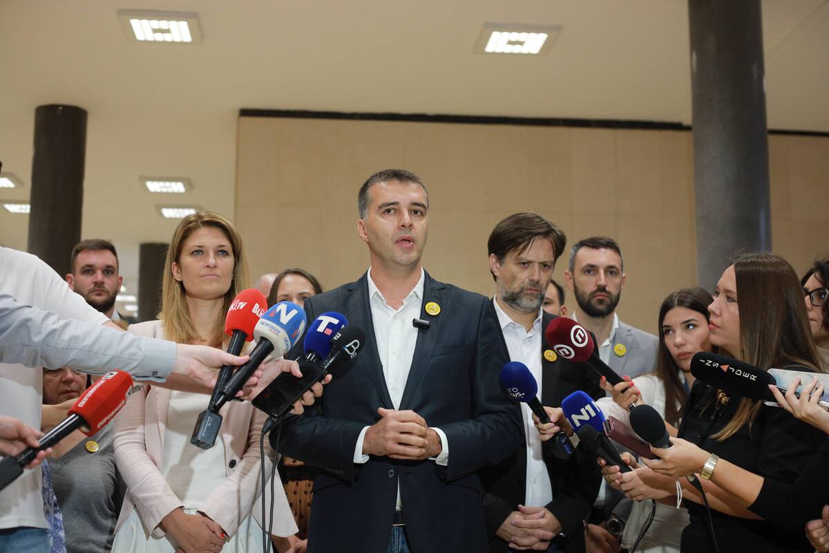 odbornici-kreni-promeni-uklonili-ogradu-u-pionirskom-parku-i-polozili-venac-kod-osmatracnice-sa-kajmakcalana odbornici-kreni-promeni-uklonili-ogradu-u-pionirskom-parku-i-polozili-venac-kod-osmatracnice-sa-kajmakcalana