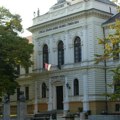 Održan protest roditelja i učenika ispred Mašinske škole u Novom Sadu zbog otpuštanja profesora u Jovinoj gimnaziji