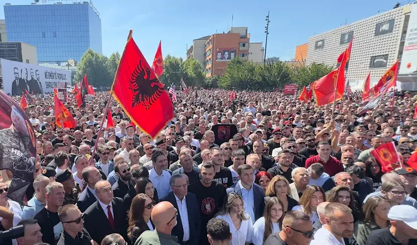 Održani protesti u Prištini protiv presude bivšim čelnicima OVK