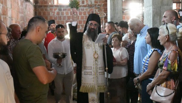 СВЕТИЊА ЗА НОВЕ НАРАШТАЈЕ: Освештан темељ цркве у изградњи у краљевачком насељу Јарчујак