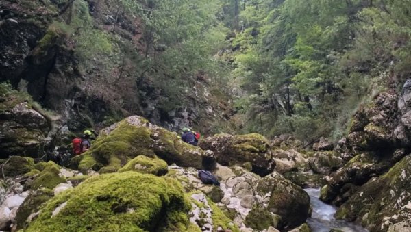 ОТАЦ (44) ПОГИНУО СПАШАВАЈУЋИ СИНА (7): Чуо његове крике, па пао у провалију дубоку скоро 60 метара - Трагедија код слапа Савица (ФОТО) ОТАЦ (44) ПОГИНУО СПАШАВАЈУЋИ СИНА (7): Чуо његове крике, па пао у провалију дубоку скоро 60 метара - Трагедија код слапа Савица (ФОТО)