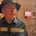 Otac Jelene Karleuše stigao na slavlje: Bivši inspektor sa ribarskim šeširom, u rukama nosi poklon za unuke