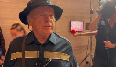 Otac Jelene Karleuše stigao na slavlje: Bivši inspektor sa ribarskim šeširom, u rukama nosi poklon za unuke