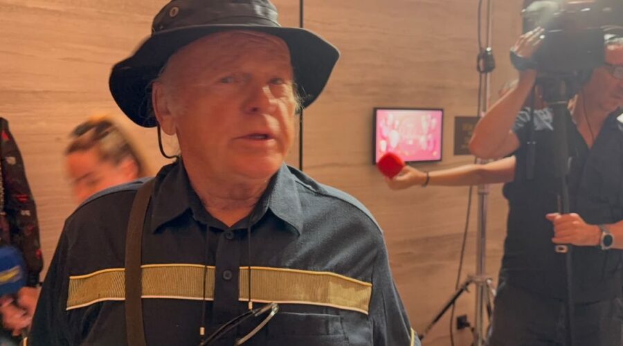 Otac Jelene Karleuše stigao na slavlje: Bivši inspektor sa ribarskim šeširom, u rukama nosi poklon za unuke