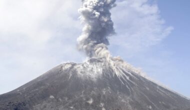 Otkazani letovi, 150.000 putnika zarobljeno: Erupcije tri vulkana u Indoneziji