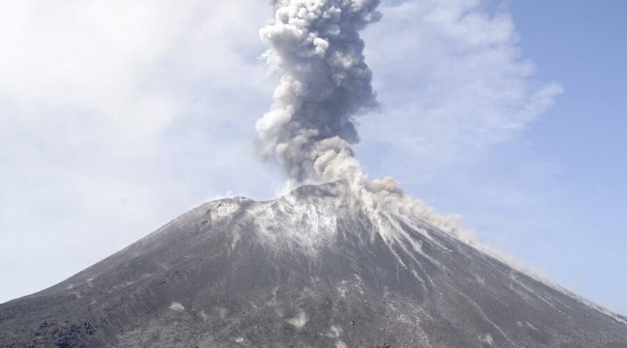 Otkazani letovi, 150.000 putnika zarobljeno: Erupcije tri vulkana u Indoneziji