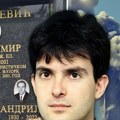 Ovo je grob Vladimira Tomaševića koji je rođen na Kosovu, a poginuo u napadu na Kule bliznakinje 11. septembra.