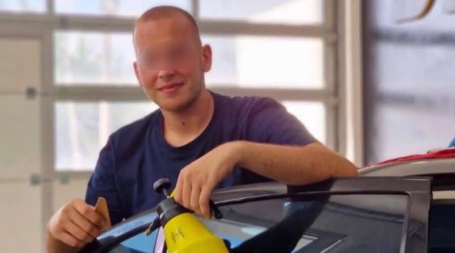 Ovo je mladić (23) koji je poginuo kod Novog Pazara. U njegov automobil se zakucao “golf” sa trojicom mladića, sumnja se da je ovo uzrok nesreće