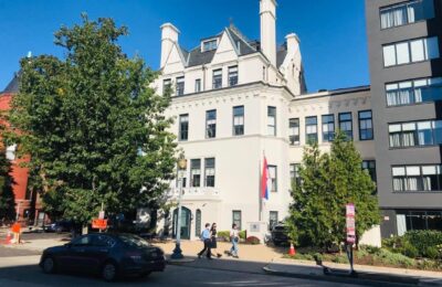 PANIKA U AMBASADI SRBIJE U VAŠINGTONU: Ambasador i konzulka prave krizni štab, niko se ne javlja na telefon, pominje se razbijanje biračkih kutija u izbornoj noći…