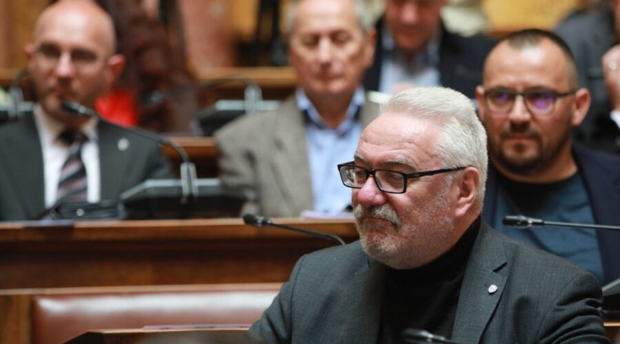 NESTOROVIĆ U PANICI:“Doveo je 80 likova iz Ćacilenda da nas preglasaju u stranci i uđu u koaliciju sa Vulinom!“