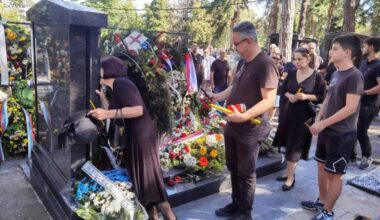 PORODICA NA GROBU GENERALA MLADIĆA: Dan nakon sahrane na Topčiderskom groblju (VIDEO)