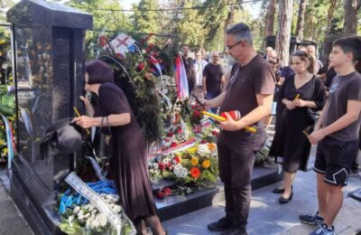 PORODICA NA GROBU GENERALA MLADIĆA: Dan nakon sahrane na Topčiderskom groblju (VIDEO)