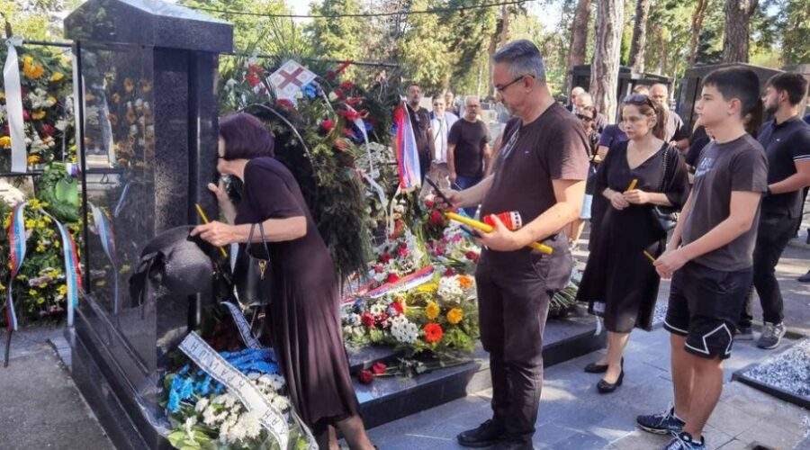 PORODICA NA GROBU GENERALA MLADIĆA: Dan nakon sahrane na Topčiderskom groblju (VIDEO)