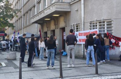 POSLE 25 GODINA STIGLO REŠENJE O UDALJENJU: Profesorka Petе gimnazije dobila deset minuta da napusti školu!
