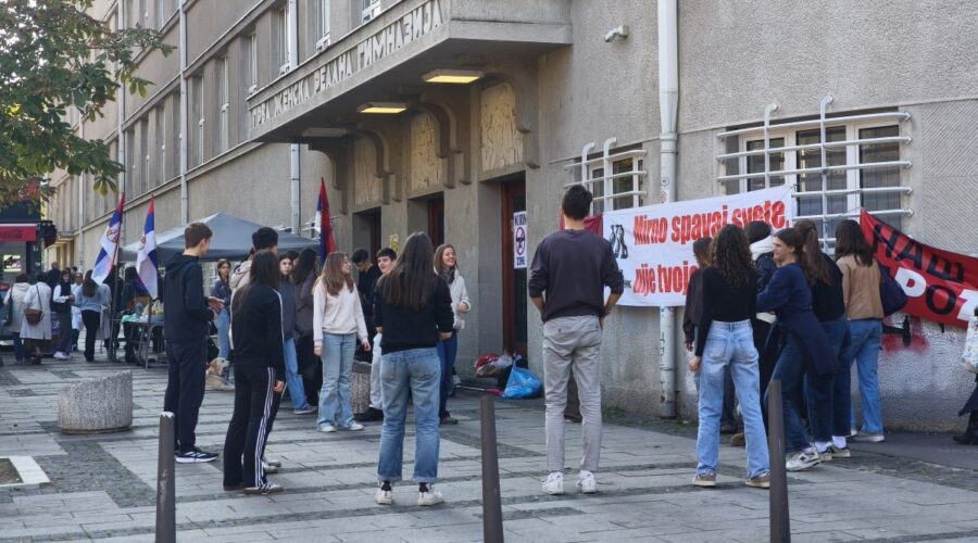 POSLE 25 GODINA STIGLO REŠENJE O UDALJENJU: Profesorka Petе gimnazije dobila deset minuta da napusti školu!
