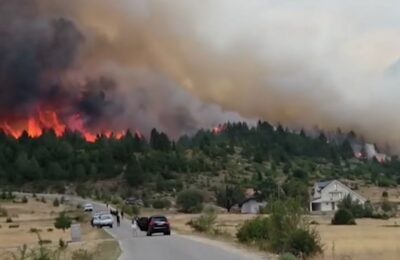 POŽAR U BOSNI I HERCEGOVINI: Vatrena stihija zahvatila gustu borovu šumu, ugrožene vikendice i crkva na Blidinju! (VIDEO)