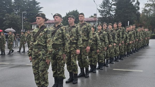 ПРИХВАТИЛИ СТЕ ЧАСНУ ОБАВЕЗУ Кадети Војне академије положили заклетву - присуствовао Гашић (ВИДЕО)