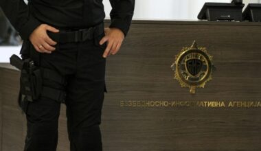 PRITISAK TAJNE SLUŽBE SE NASTAVLJA: Pripadnici BIA zaplenili baner studentima u Kragujevcu!