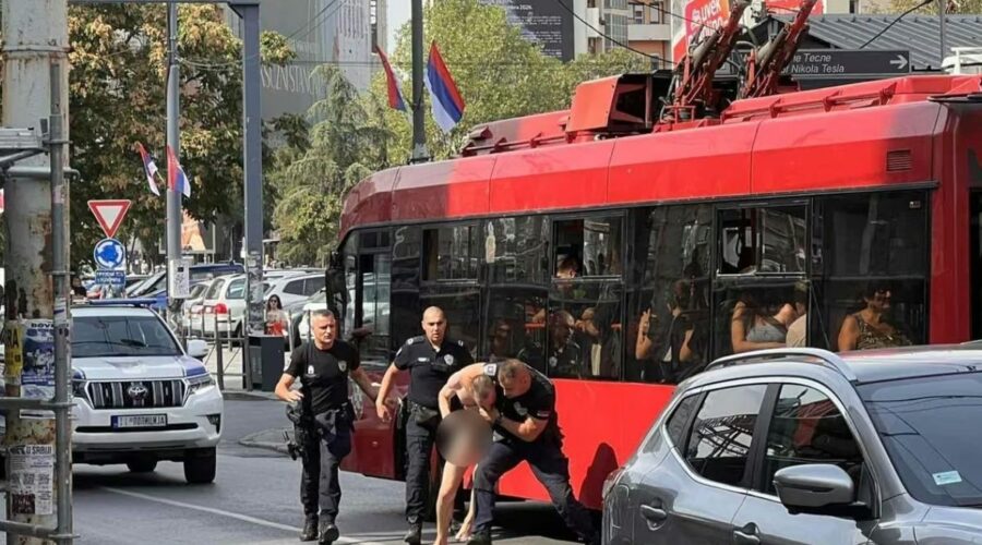 PRIVEDEN GO MUŠKARAC NA SLAVIJI: Kupao se u fontani, građani ga snimali, pa došlo do sudara!