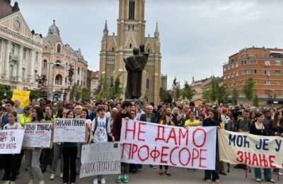 PROTEST ISPRED MAŠINSKE ŠKOLE: Profesori (5) iz Jovine Gimnazije dobili otkaze, srednjoškolci u znak podrške najavili skup!