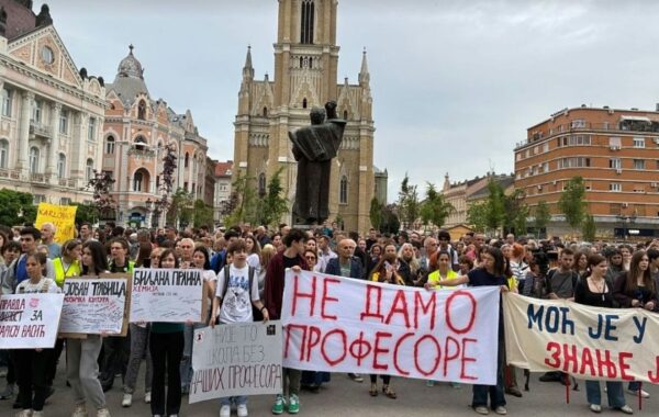 PROTEST ISPRED MAŠINSKE ŠKOLE: Profesori (5) iz Jovine Gimnazije dobili otkaze, srednjoškolci u znak podrške najavili skup!