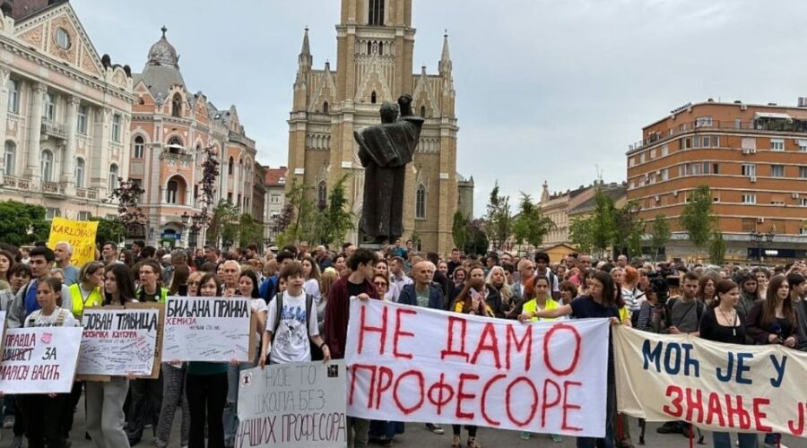 PROTEST ISPRED MAŠINSKE ŠKOLE: Profesori (5) iz Jovine Gimnazije dobili otkaze, srednjoškolci u znak podrške najavili skup!