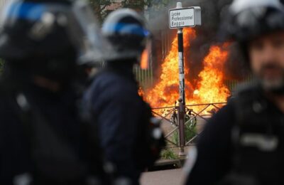 FRANCUSKA UVODI POLICIJSKI ČAS: Posle masovnih protesta i pljački vlast strahuje od novih „Žutih prsluka“!