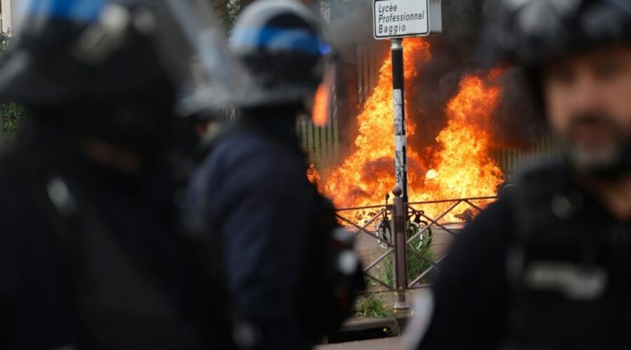 PROTESTI UČENIKA ESKALIRALI: Francuska policija privela 440 lica, većina su maloletnici!