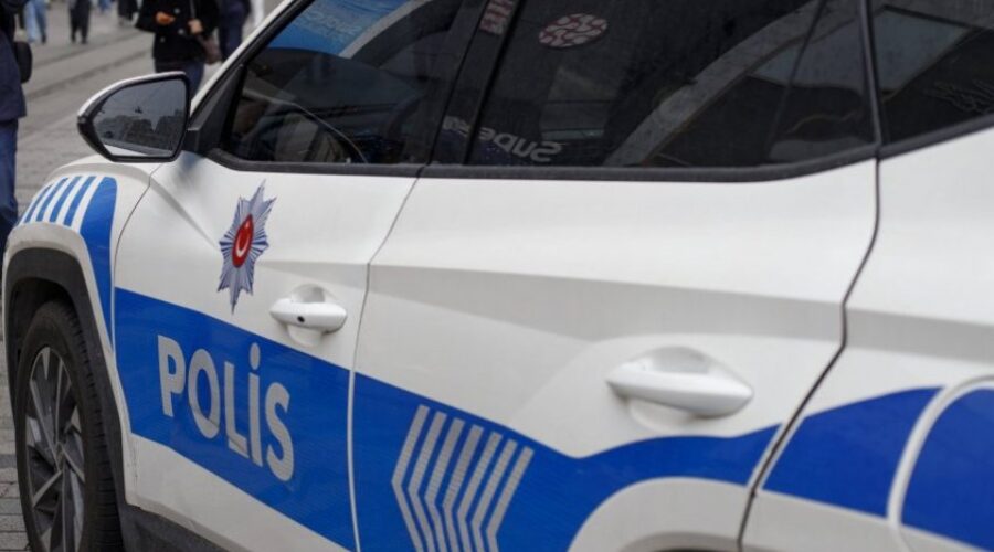 PUCNjAVA ISPRED SREDNjE ŠKOLE: Sačmaricom ranio 8 osoba, povređeni hitno prevezeni u bolnicu