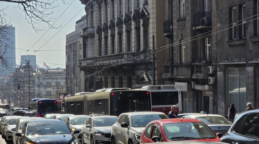 Počela škola, ali i haos na ulicama! AMSS izdao hitno upozorenje: Ako prolazite kroz ovu zonu, odmah kočite i spremite se na nepredviđene reakcije