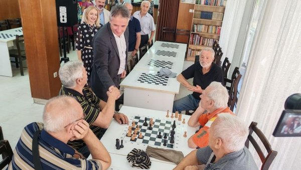 ДРУЖЕЊЕ СА ПЕНЗИОНЕРИМА: Подршка од државе и града Врања ДРУЖЕЊЕ СА ПЕНЗИОНЕРИМА: Подршка од државе и града Врања