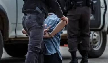 Policija u Požegi u automobilu kod muškarca (41) pronašla dve automatske puške, pištolj, gasni pištolj i 77 komada municije