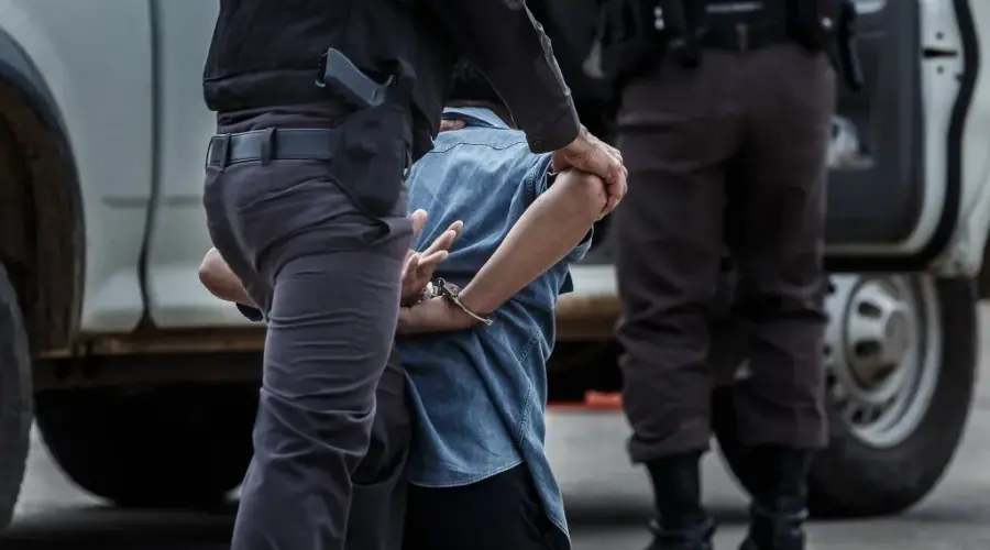 Policija u Požegi u automobilu kod muškarca (41) pronašla dve automatske puške, pištolj, gasni pištolj i 77 komada municije