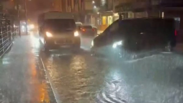 ВОДА НА СВЕ СТРАНЕ, ЉУДИ У ПАНИЦИ: Драматични снимци после снажног невремена, активирала се и клизишта (ВИДЕО)