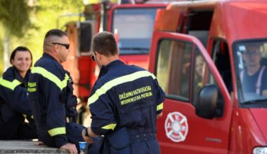 Požar iznad Solina zahvatio prostor između kuća, na intervenciji 95 vatrogasaca