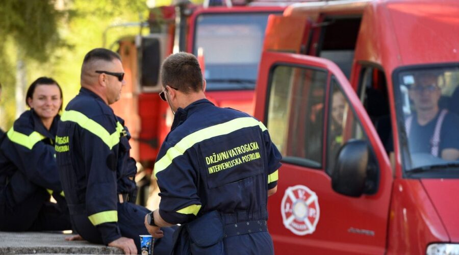 Požar iznad Solina zahvatio prostor između kuća, na intervenciji 95 vatrogasaca