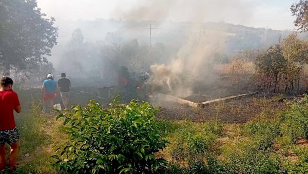 БУКТИ ПОЖАР У СМЕДЕРЕВСКОЈ ПАЛАНЦИ: Пожар на две локације- између Азање и Селевца и у нехигијенском насељу БУКТИ ПОЖАР У СМЕДЕРЕВСКОЈ ПАЛАНЦИ: Пожар на две локације- између Азање и Селевца и у нехигијенском насељу