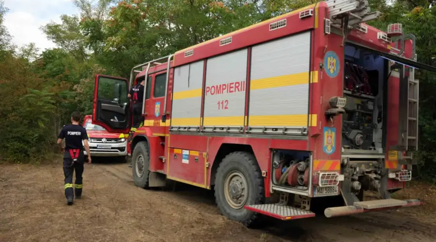 Požar u pilani u Bijeljini i dalje aktivan