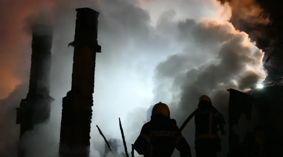 Požar u staračkom domu kod Lukavca: Dve osobe teško povređene, jedna na respiratoru