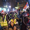 Pred doček studenata biciklista u Vranju okupile se pristalice SNS-a